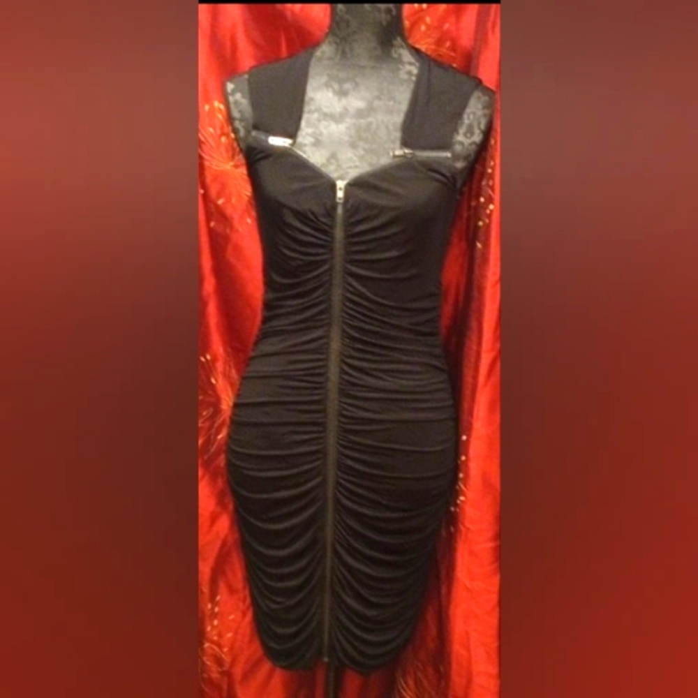BEBE BEAUTIFUL little black bodycon dress -ruching and cool zippers  nwot